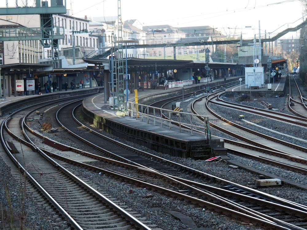  Noch ist offen, wie viele Züge am Montagmorgen am Wuppertaler Hauptbahnhof ankommen. 