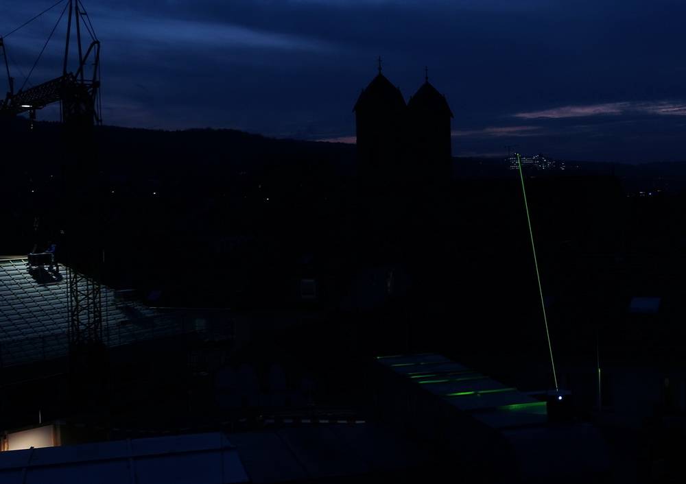  Grünes Licht für eine erfolgreiche Verbindung: Ein Laserband spannte die Junior Uni zur Bergischen Universität. 