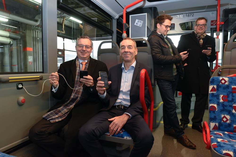  Die neuen Busse der WSW haben auch USB-Buchsen für die Fahrgäste. Von li.: "WSW mobil"-Geschäftsführer Ulrich Jaeger mit Andreas Meyer (Leiter Technik Bus), Daniel Gutseel (Vertriebsinfrastruktur ÖPNV) und Ralph Birkenstock (Leiter Vertrieb und Marketing). 