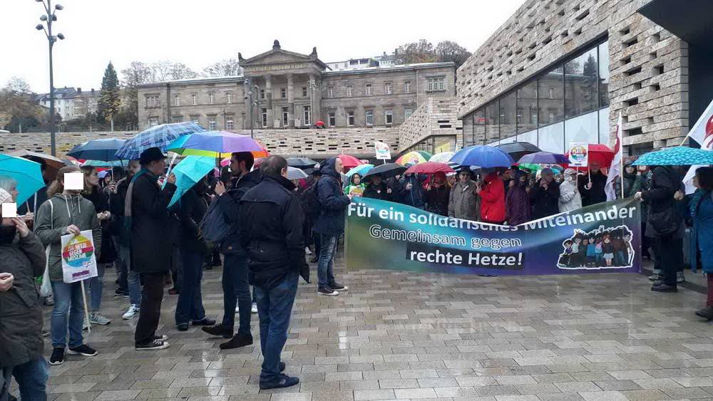  Kundgebung vor dem Bahnhof. 