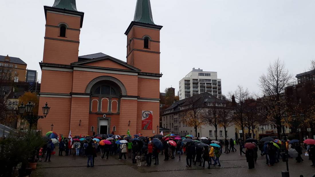  Der Domontrationszug kommt vor St. Laurentius an. 