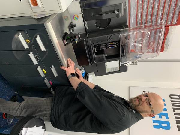  Saturn-Mitarbeiter Christopher Maul bedient die Maschine, die Druckerpatronen wieder mit neuer Tinte befüllt. 