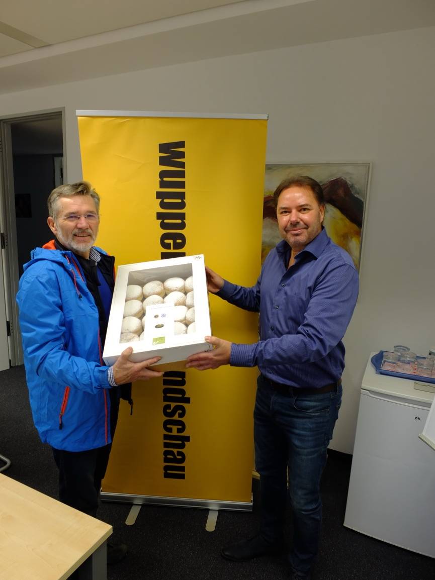  Die Mitarbeiter der Wuppertaler Rundschau freuten sich am Montag über einen süßen Wochenstart.  