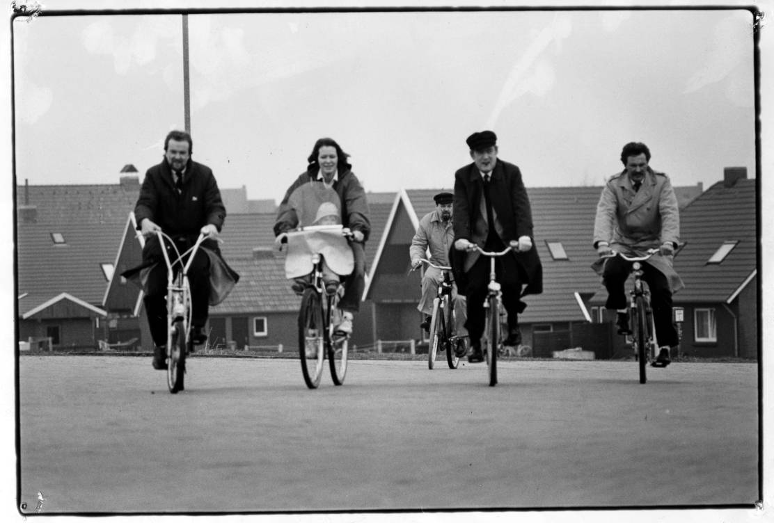  Auch beim Radeln immer im Blick. Michael Homberg rechts direkt neben Johannes Rau mit dem Fahrrad auf Spiekeroog.  