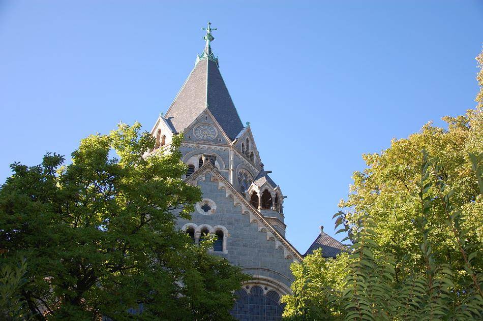  Die Friedhofskirche an der Hochstraße.  