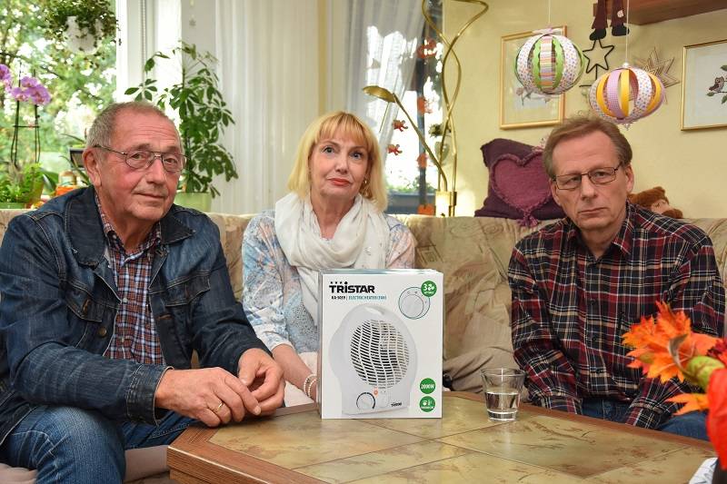  Immerhin — ihre zusätzlichen Stromkosten bekommen Klaus-Dieter Voss, Marion Rohde und Michael Gerhardt (v.l.) wie alle betroffenen Mietern jetzt zwar ersetzt. Doch über den Ablauf bis zur Reparatur an diesem Wochenende waren sie gar nicht glücklich. 