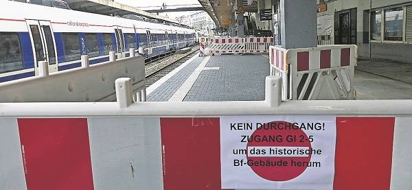  Jetzt sind die Gleise gesperrt.  