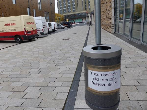  Infozettel an den Mülleimern, so sieht es am Hauptbahnhof aus.  