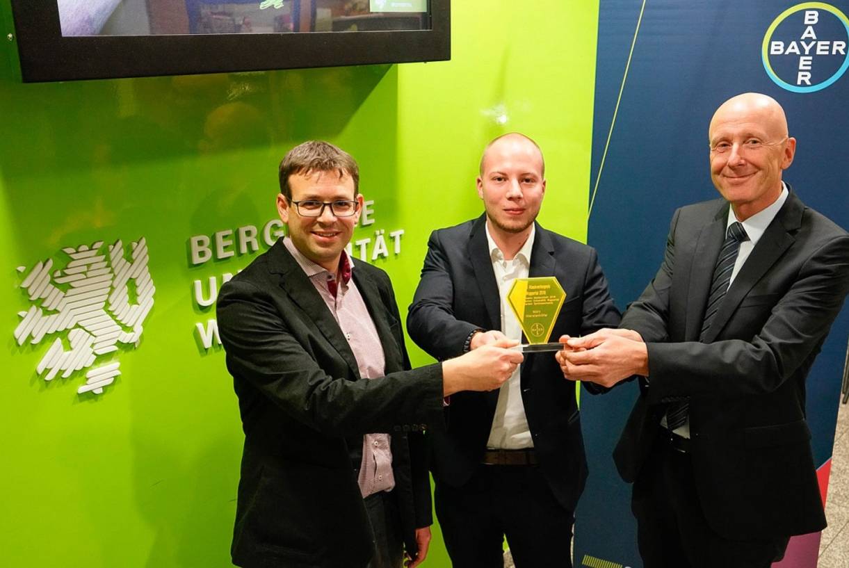  Verleihung des „Bayer Absolventenpreis Wuppertal“ (v.l.): Prof. Dr. Carsten Jenne (Bergische Universität Wuppertal), Preisträger Marc Nierstenhöfer und Prof. Dr. Joachim Mittendorf (Bayer). 