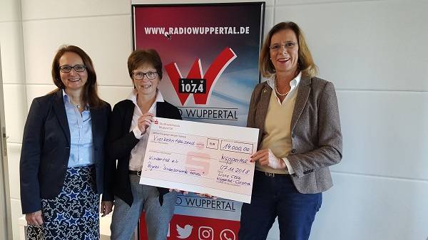  Caecilia Gusovius und Golfturnier-Beauftragte Christiane Fuchs-Pagel überreichen die Spende an Susanne Bossy.  