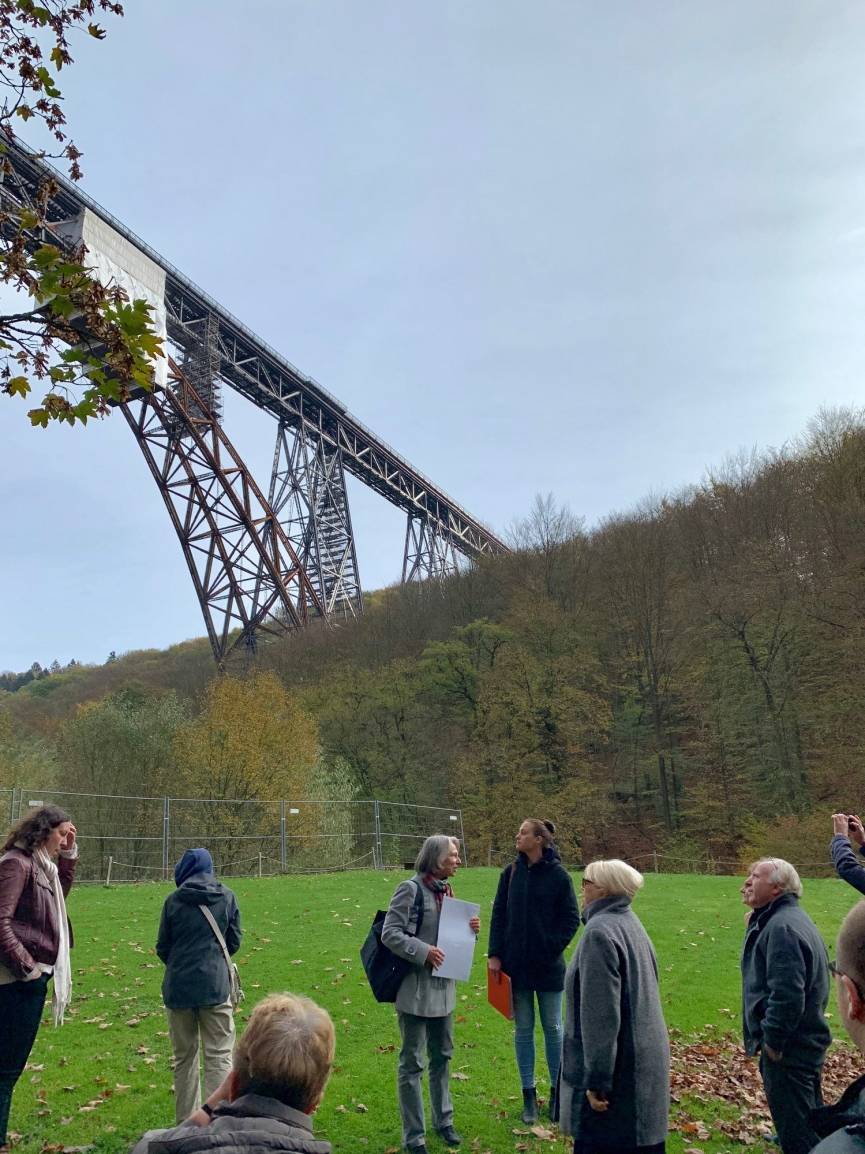  Die Gäste an der Müngstener Brücke. 