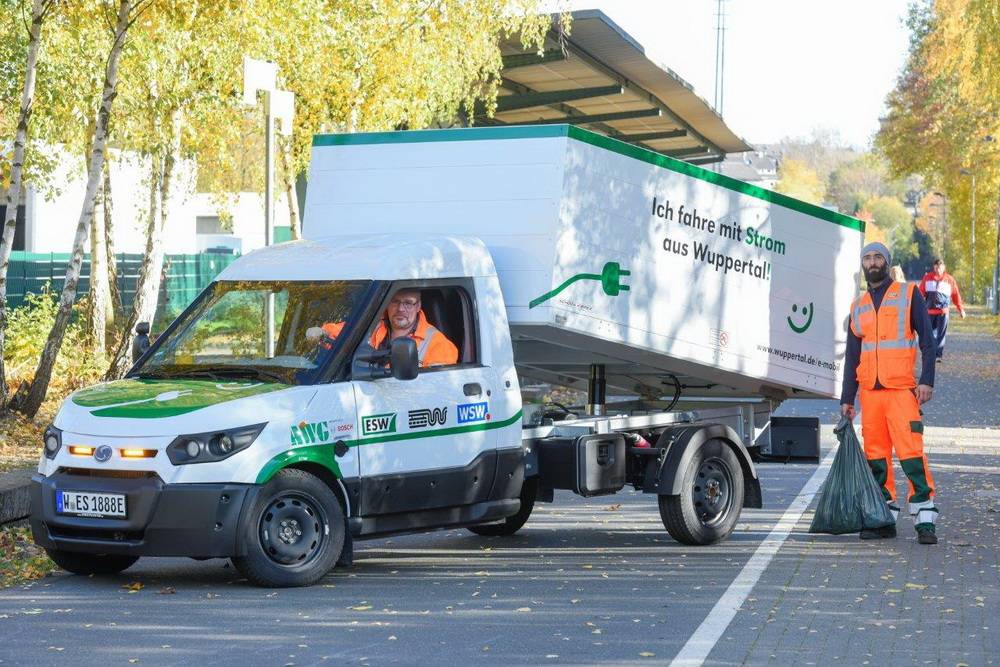  Auf der Trasse unterwegs: Andreas Wenger (sitzend) und Stefan Noß testen den neuen vollelektrischen Streetscooter. 