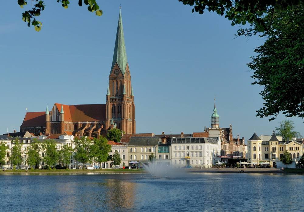  Der Schweriner Dom und die angrenzende Altstadt. 