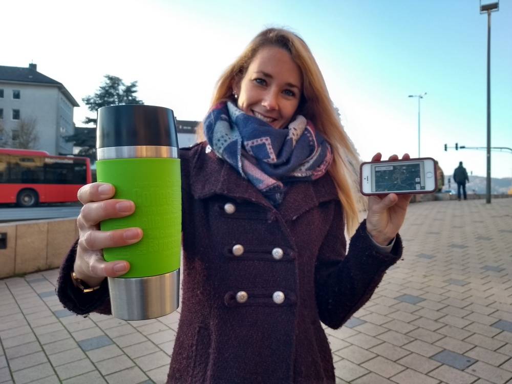  Rundschau-Mitarbeiterin Isabel Lück ist begeistert von der Becherkarte. Ihren Mehrwegkaffeebecher hat sie schon dabei. 