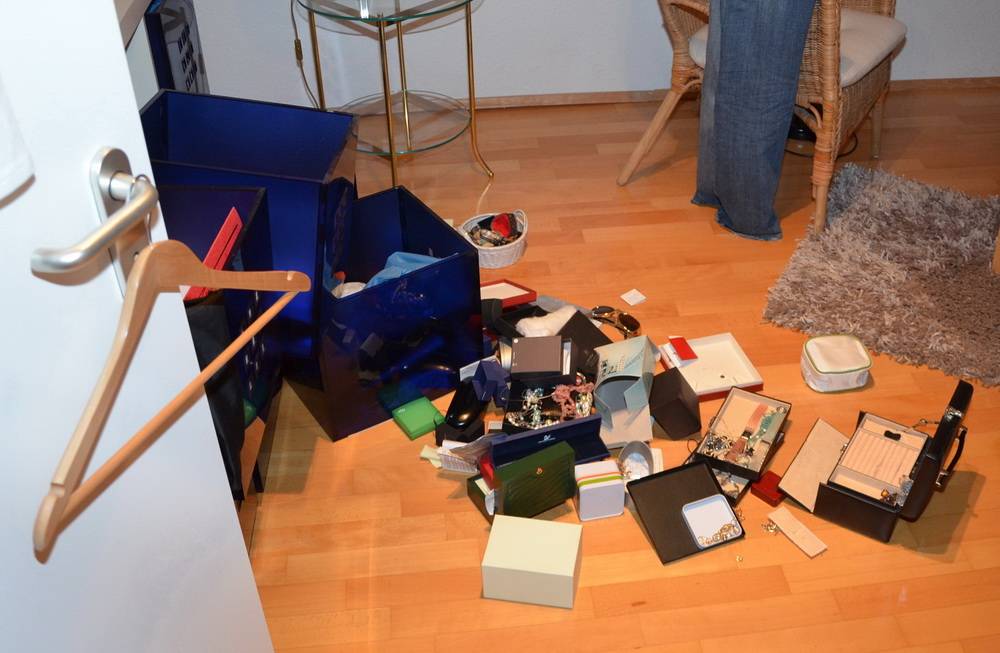 Einbrecher mit Messer vertrieben