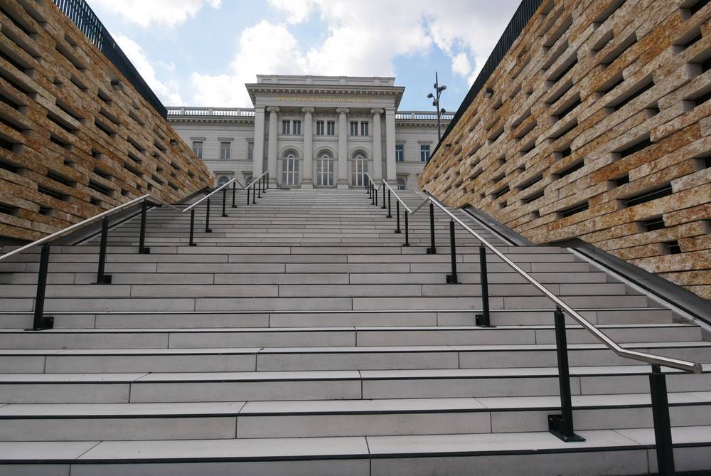  Der Weg hinauf zur ehemaligen Bundesbahndirektion. 