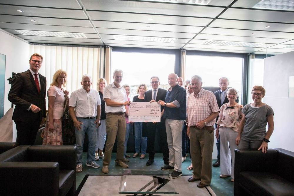   „Wie dem Herrn Mockinpott das Leiden ausgetrieben wird“ hieß das Stück, das Hans-Werner Otto für das TiC inszeniert hatte — mit OB Andreas Mucke in einer der Hauptrollen. Im Juli wurde das Stück im Theater im Engelsgarten aufgeführt und die Truppe beschloss, den Erlös in Höhe von 1000 Euro an WiN zu spenden. Auf der jüngsten Sitzung des Hilfsvereins kam es zur symbolischen Scheckübergabe. 