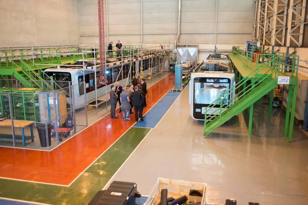  Die neuen Gelenktriebwagen der Wuppertaler Schwebebahn werden im Werk von Kiepe Electric im spanischen Valencia gefertigt. 