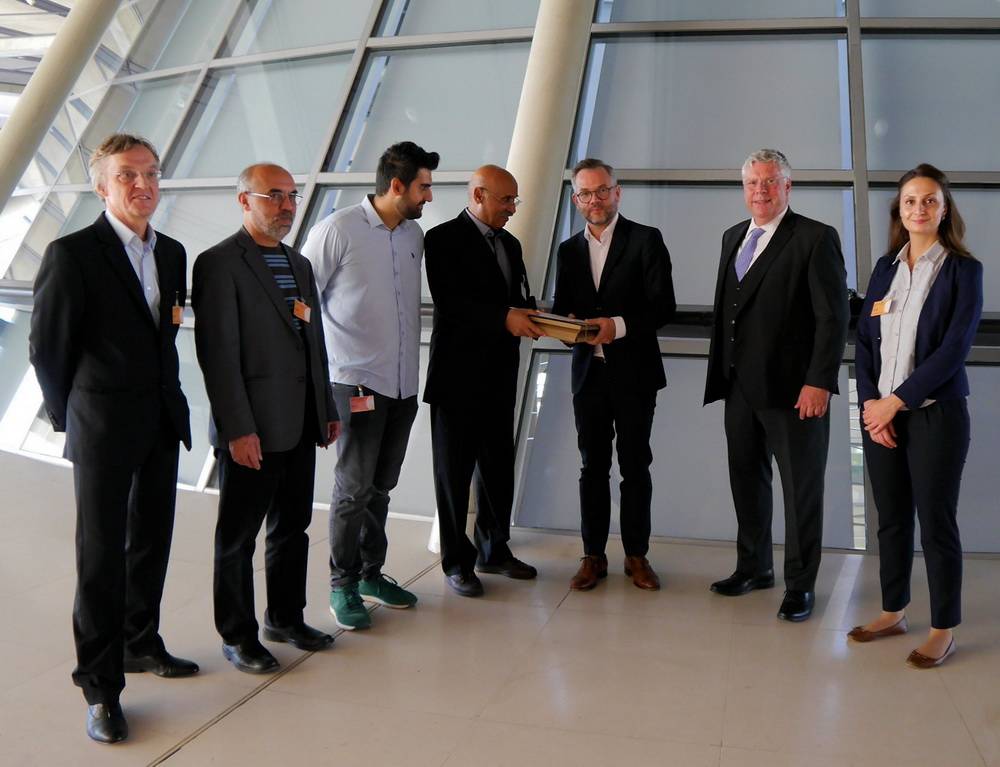  Die Übergabe im Bundestag mit Jürgen Hardt (2.v.re.). 