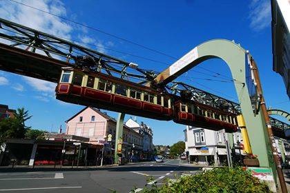  Wer reich ist, kann sich auch kaiserlich durch Wuppertal kutschieren lassen.  