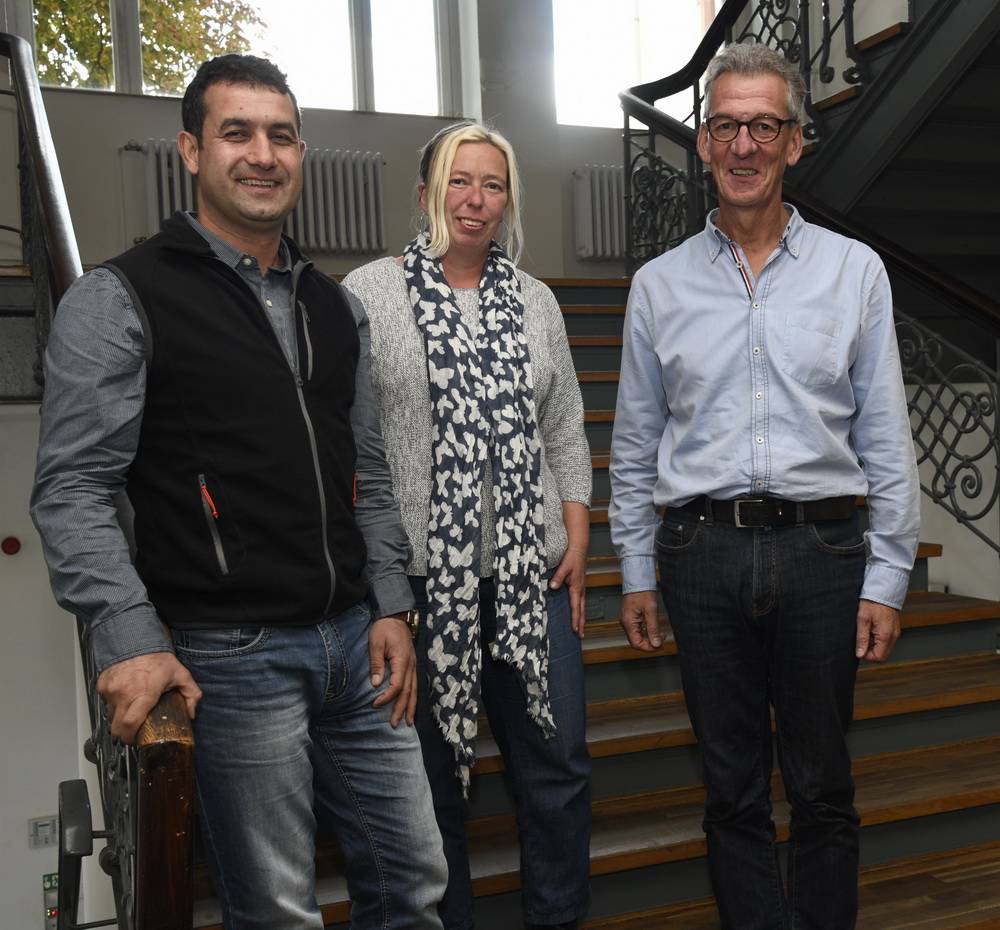  Professor Ö. (li.) freut sich, wieder forschen zu können. Silke Wiesemann arbeitet im Sekretariat von Prof. Manfred Helmus und kümmerte sich um alles Organisatorische, damit Ö. an der Uni einen neuen Arbeitsplatz findet. In Prof. Manfred Helmus Postfach landete die E-Mail von dem Kollegen aus der Türkei. 