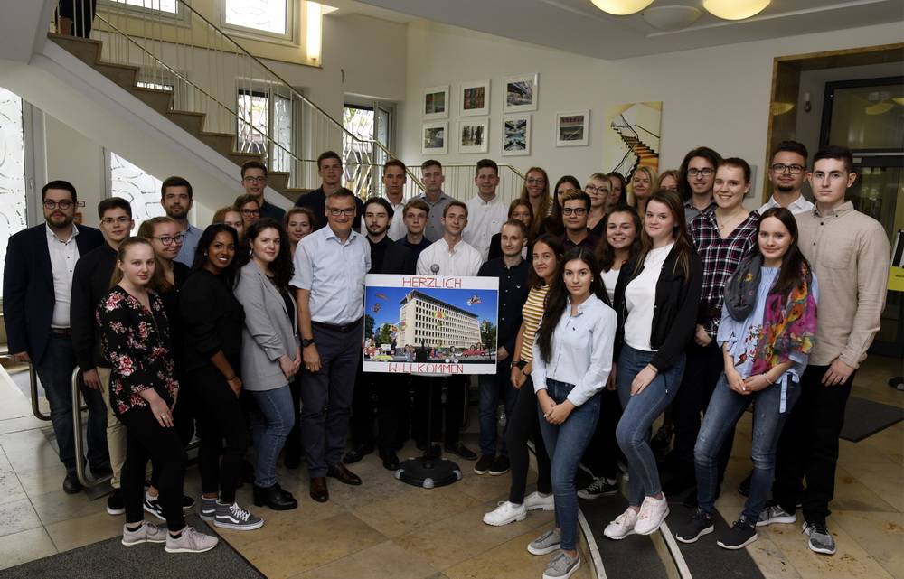  Die Auszubildenden an ihrem ersten Arbeitstag im Elberfelder Finanzamt. 