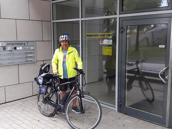  Zwei Minuten schneller als auf vier Rädern war Redaktionsleiter Roderich Trapp auf dem E-Bike bei der Arbeit.  