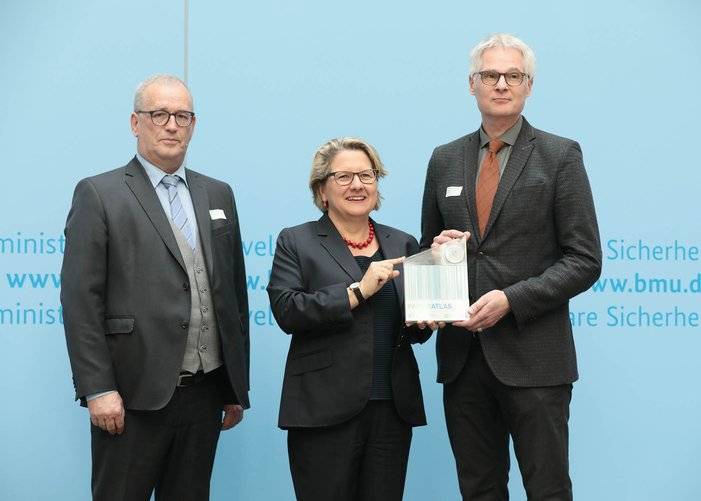  Auszeichnung der Bergischen Universität als „Aufsteiger des Jahres“ im Papieratlas-Hochschulwettbewerb 2018 (v.l.): Ulrich Feuersinger (Sprecher der IPR), Svenja Schulze (Bundesumweltministerin), Dr. Roland Kischkel (Kanzler der Bergischen Universität Wuppertal). 
