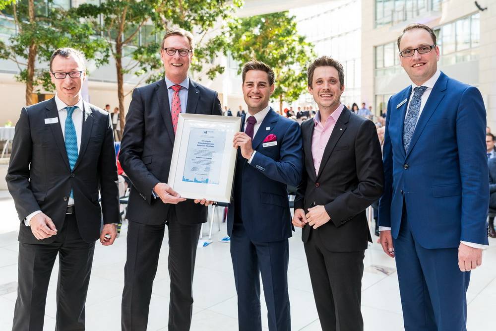  Gunter Wölfges (2.v.li.), der Vorstandsvorsitzende der Stadtsparkasse, nahm die Auszeichnung entgegen. 