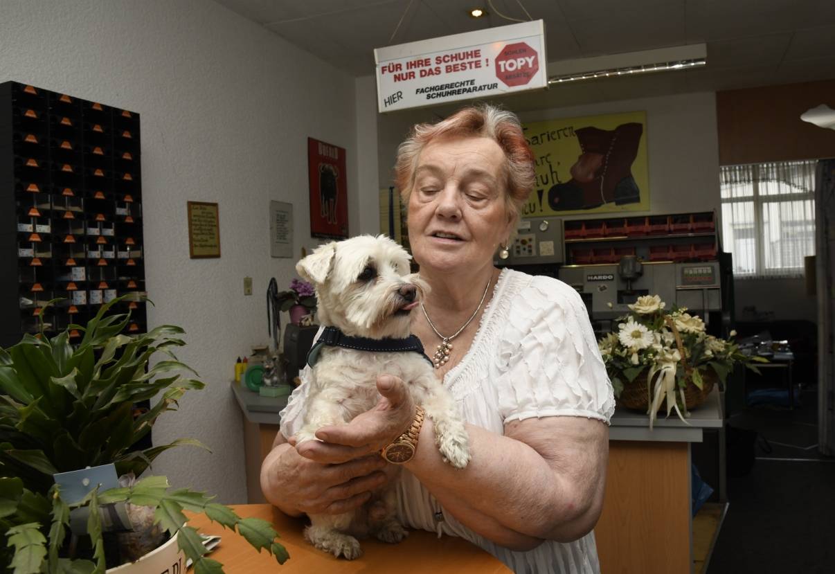  Monika Lütkemeier mit Snoopy, der in seinem Hundeleben schon viel durchmachen musste.  