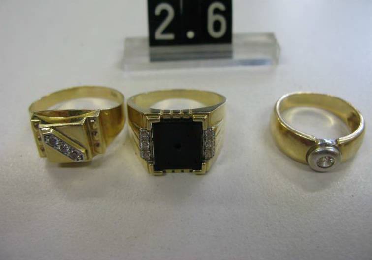  Drei der zahlreichen Schmuckstücke. 