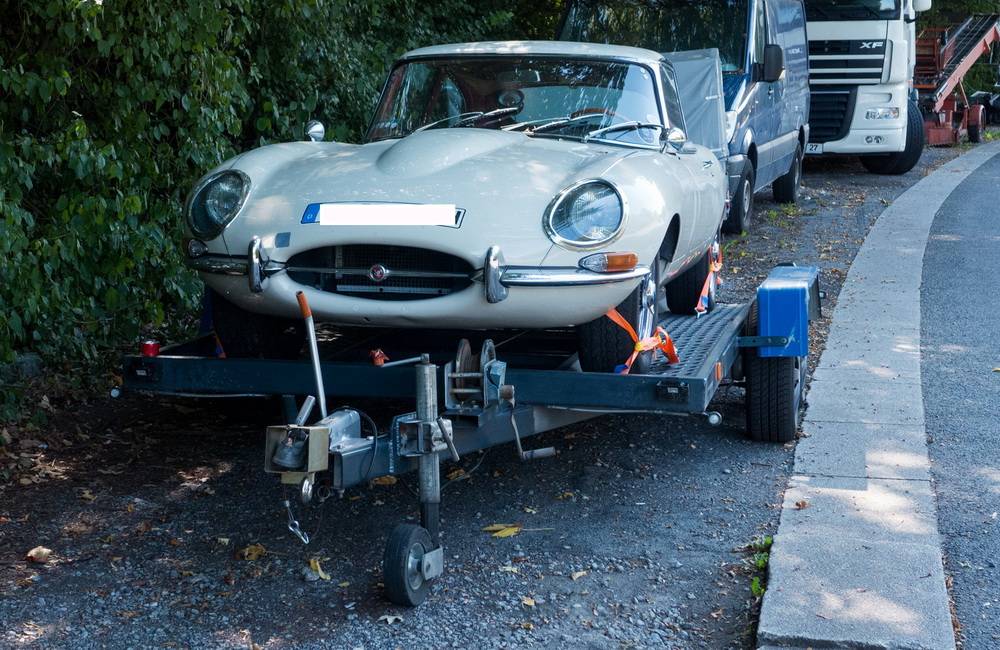  Der Anhänger mit Jaguar stand viele Tage auf einem Seitenstreifen vor der Autobahnauffahrt Elberfeld. 