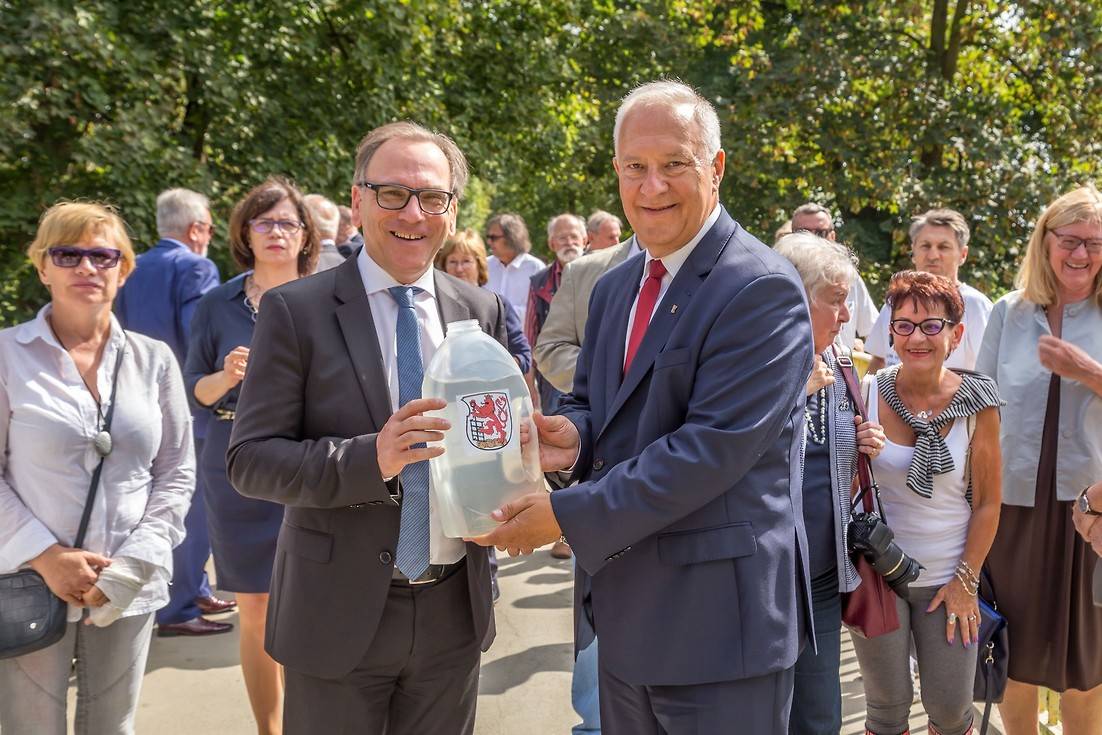  Oberbürgermeister Andreas Mucke mit Legnicas Stadtpräsident Tadeusz Krzakowski. 