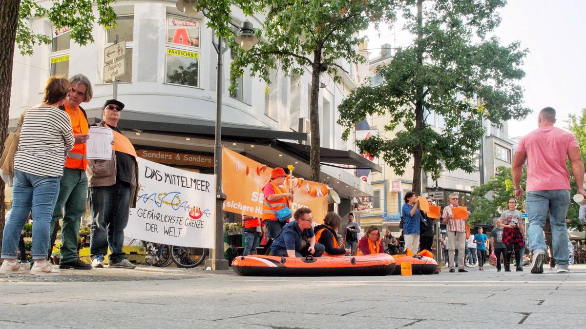  Mit Mahnwachen wie oben im Bild an der Alten Freiheit und an Info-Ständen sammelte die Initiative Seebrücke mehr als 2.700 Unterschriften für die menschenwürdige Aufnahme geflüchteter Menschen. 
