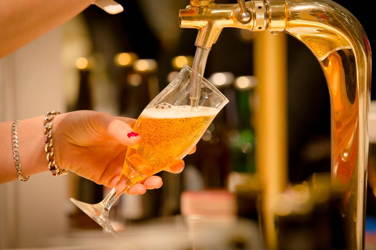  Auch die Mitarbeiter, die das Bier zapfen und nicht genießen, sollen von den vielen Gästen in Wuppertal profitieren.  