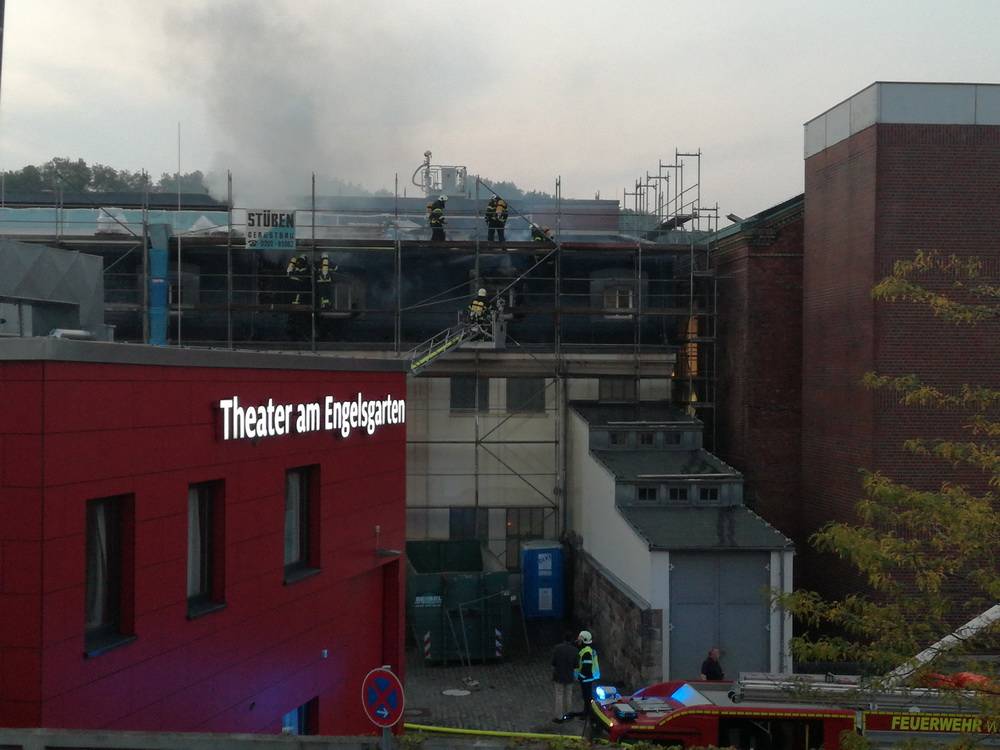  Rauch steigt aus den Fenstern. 