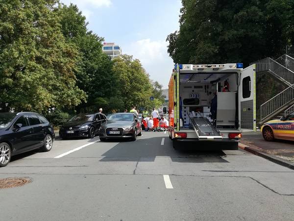 Jugendlicher von Auto erfasst und schwer verletzt