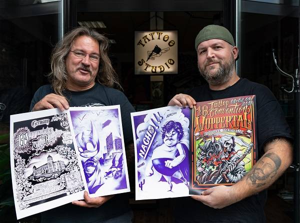  Organisator Horst Peters (links) und Danijel Scepanovic, der seit Jahren die Plakate für die Tattooconvention zeichnet, präsentieren Kunstdrucke, die für 20 Euro das Stück zugunsten des Kinder- und Jugendhospizes im Burgholz verkauft werden. 