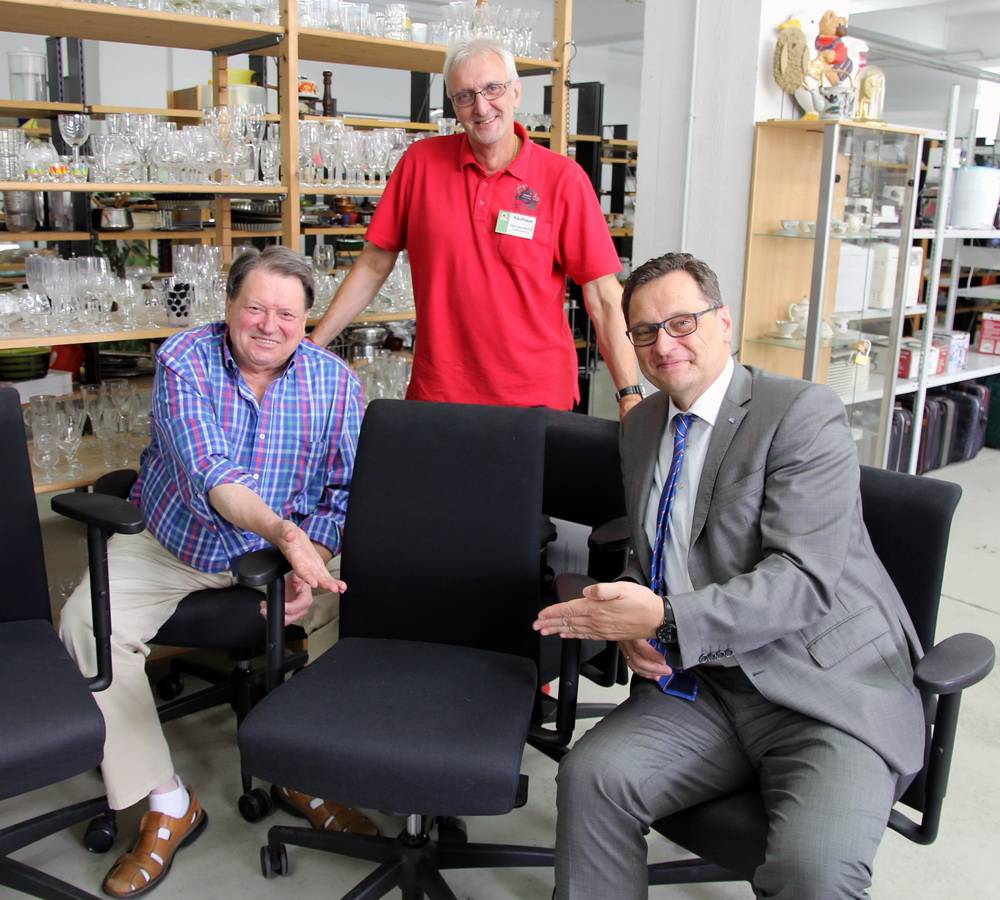  Eine Spende, die sitzt: Regionalleiter Swidbert Obermüller (rechts) übergab die Stühle an Wolfgang Nielsen (links), Vorsitzender der Wuppertaler Tafel, und Uwe Wunderlich (Mitte), Kaufhausleitung der Wuppertaler Tafel. 