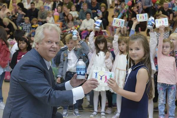 Das Bild zeigt AWG-Chef Martin Bickenbach mit I-Dötzchen Caroline an der Grundschule am Nocken. 