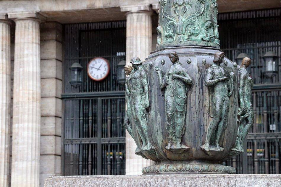  Das Portal des Rathauses.  