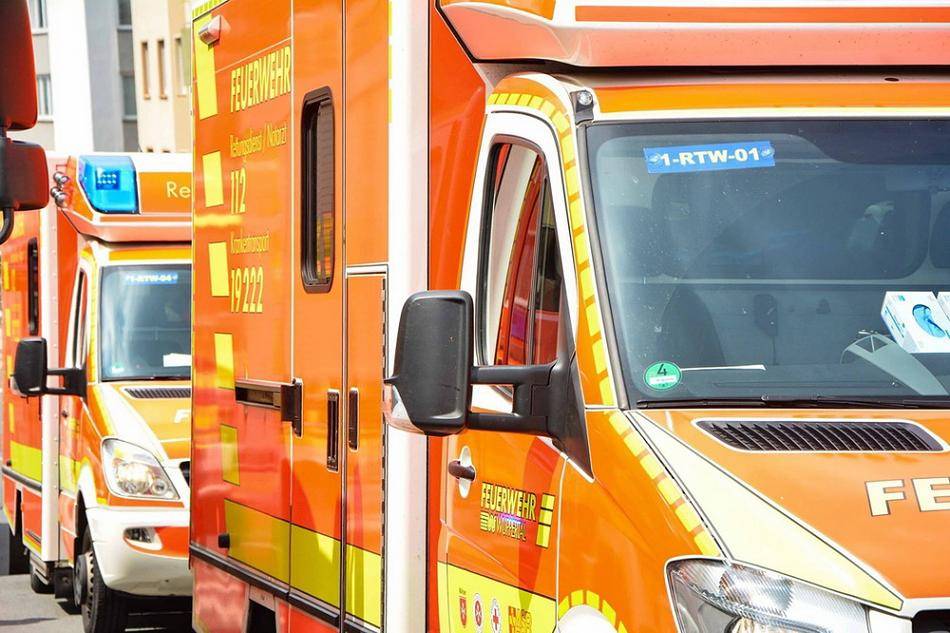 Junge Motorradfahrerin nach Unfall verletzt