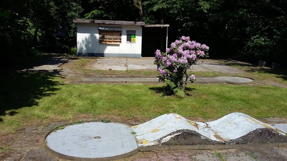  Verwaist und bald Geschichte: Die Minigolfanlage im Murmelbachtal. 1973 wurde hier noch um die Deutsche Kleingolf-Meisterschaft gespielt. 