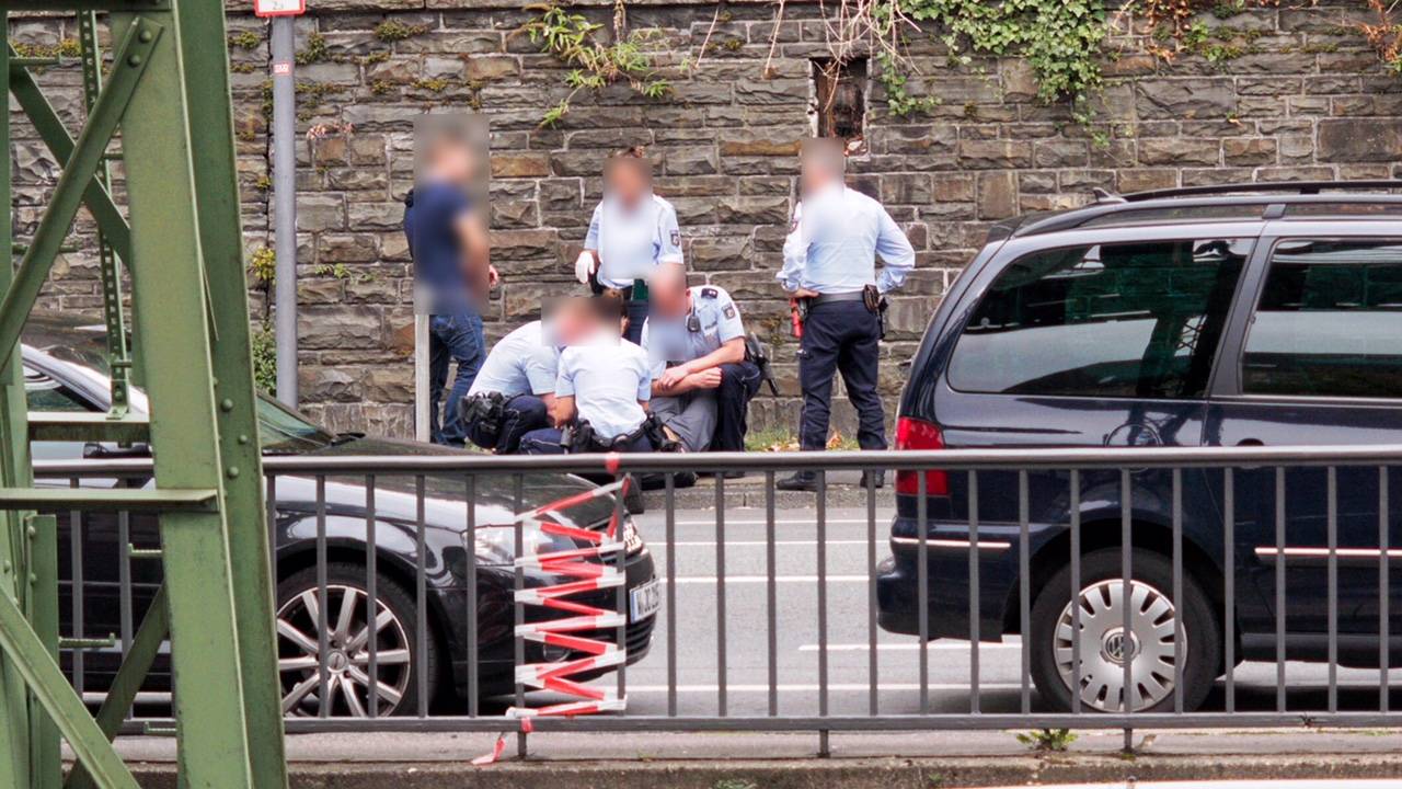  Polizeibeamte nahmen den Mann fest.  