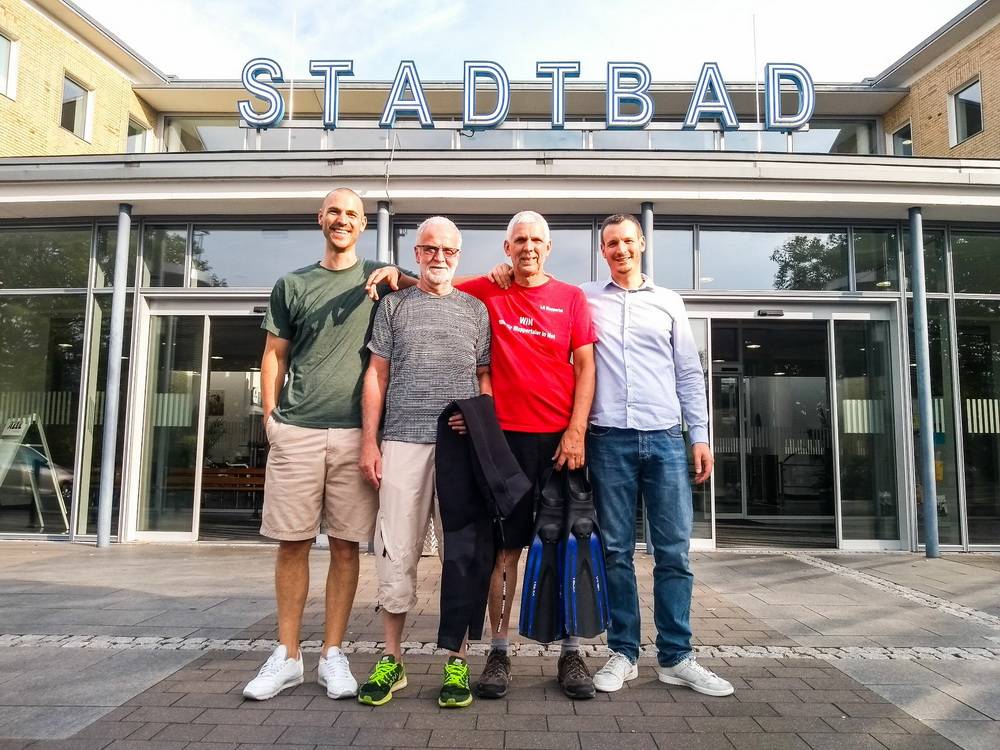  Kommende Woche schwimmt der 62-jährige Wuppertaler Jürgen Zilian (rotes T-Shirt) von Dänemark nach Fehmarn. Über acht Stunden wird er im Wasser sein. Seine Söhne Tobias und Daniel und sein Freund Wolfgang Scheel unterstützen ihn dabei. 