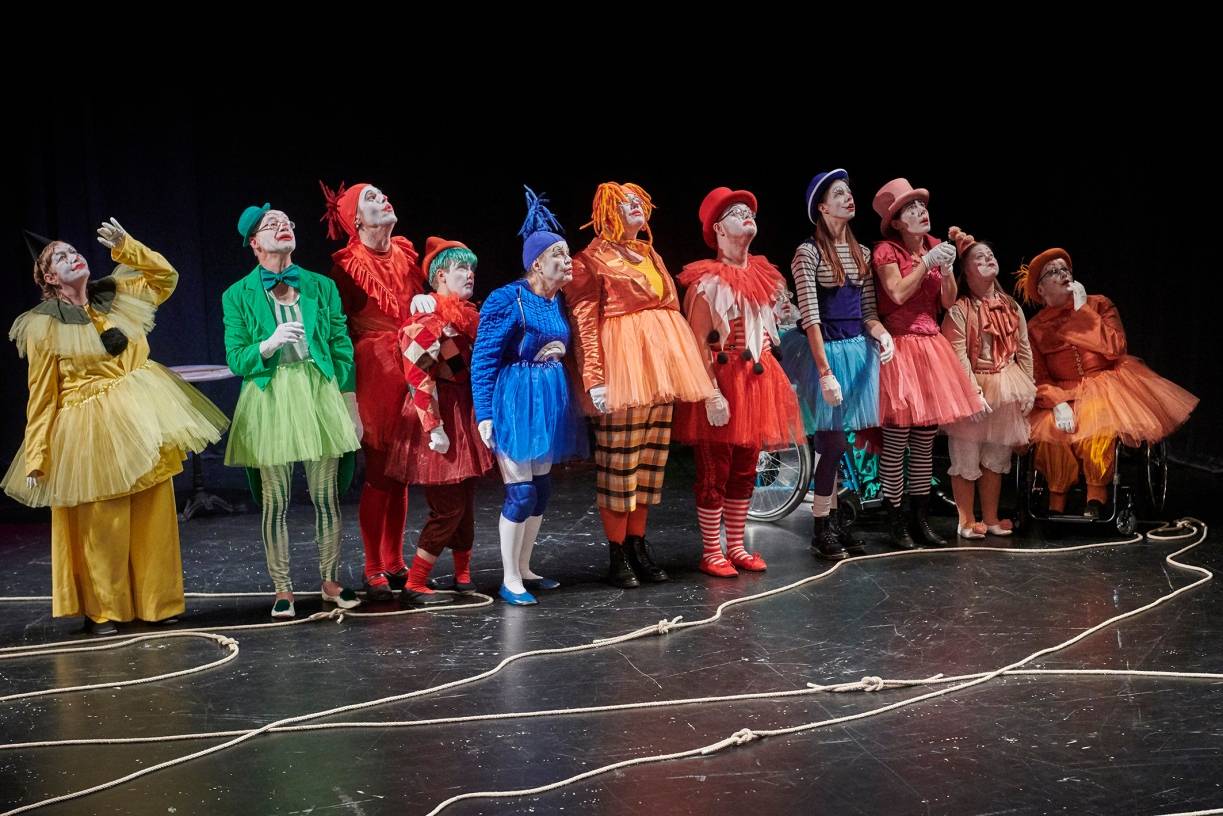  Für „Die Ballade vom Seiltänzer Felix Fliegenbeil“ schlüpfen die Schauspieler des integrativen Theaters „Glanzstoff“ in knallbunte Kostüme. 