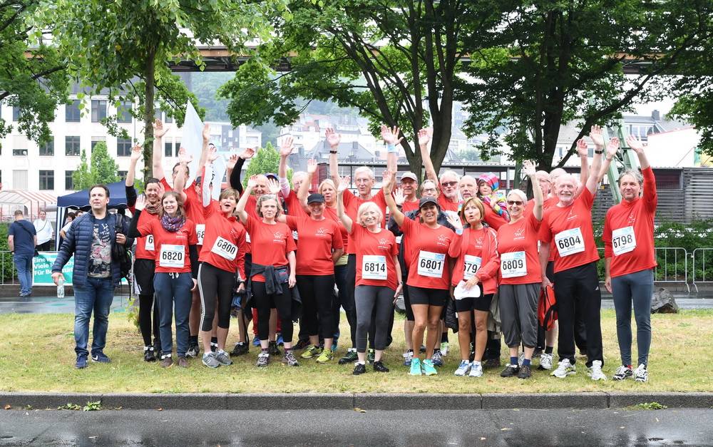  Positiv geschafft: Zahlreiche „Wuppervitaler“ gingen beim Schwebebahnlauf 2017 an den Start. 