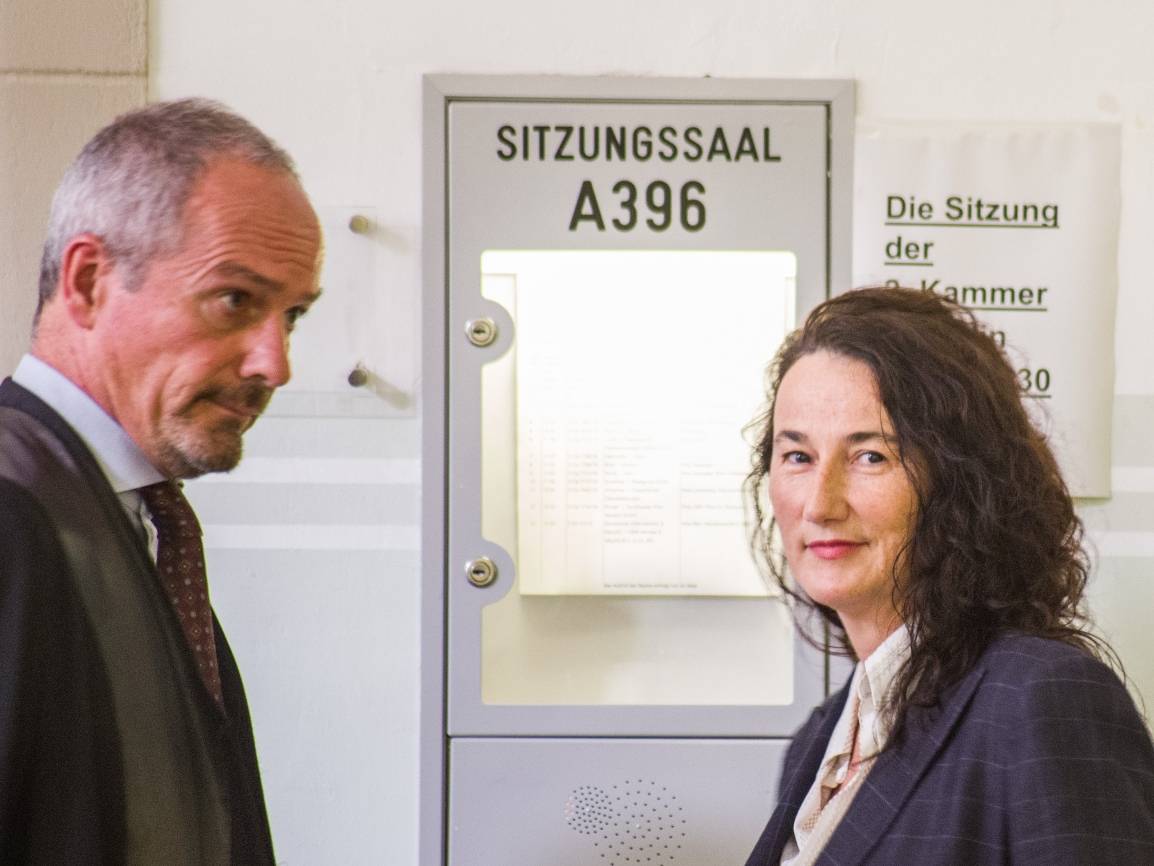  Adolphe Binder und ihr Anwalt am Dienstag vor Gericht.  