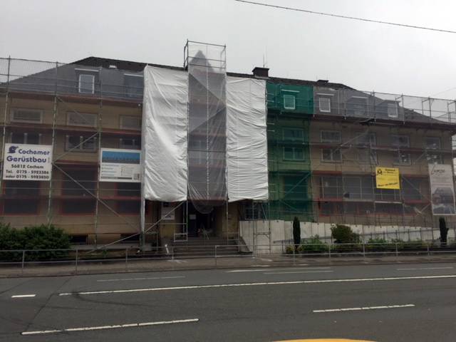  Noch stehen die Baugerüste. 