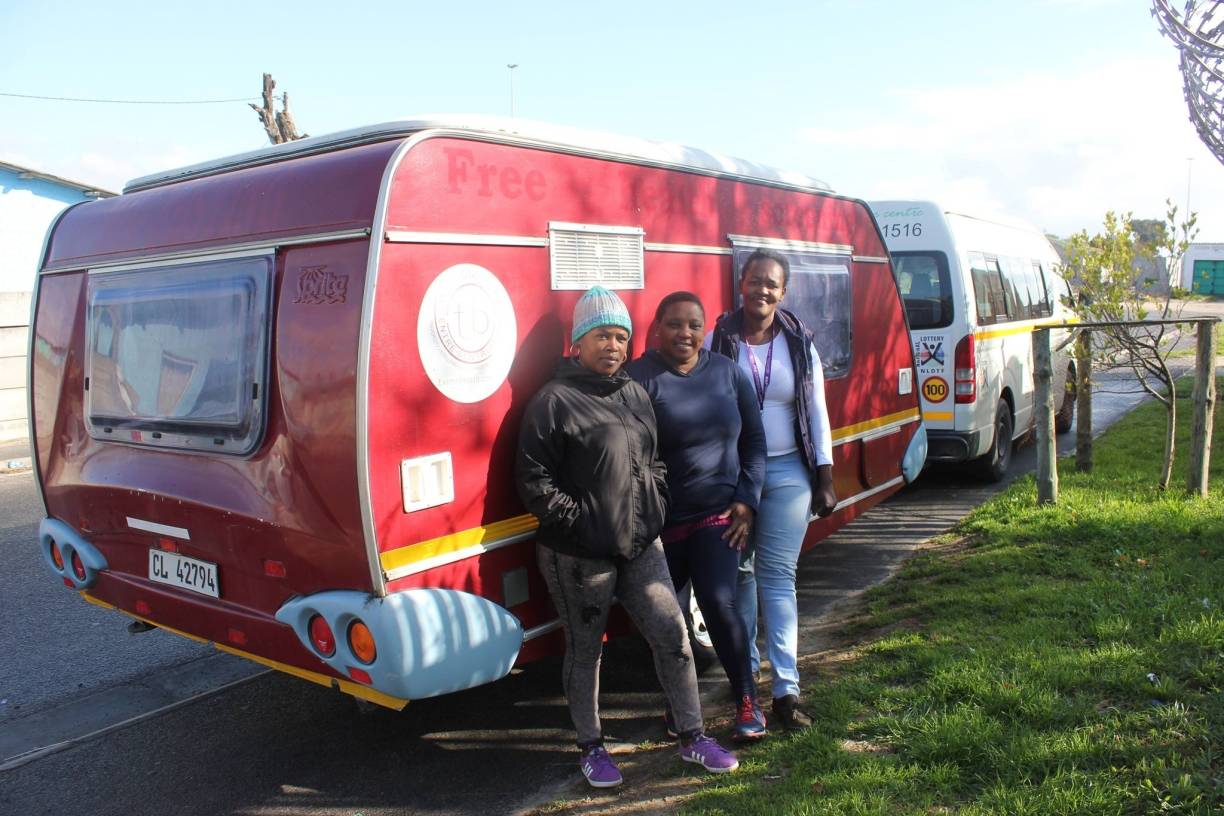  Ayanda, Nomvuzo und Thobeka vor ihrem Bus, in dem sie sich täglich um HIV-Infizierte im Township Nyanga ind Kapstadt kümmern. 